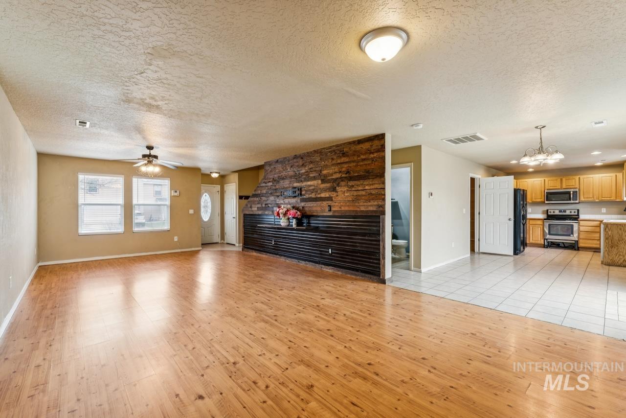 118 Parkland Way, Caldwell, Idaho 83605-0000, 5 Bedrooms, 2.5 Bathrooms, Residential For Sale, Price $399,000,MLS 98972064