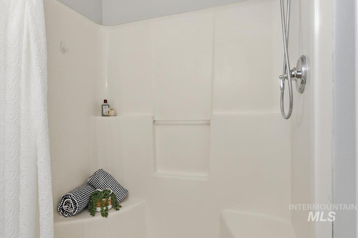 1227 S Cassia Pl., Nampa, Idaho 83686, 3 Bedrooms, 2 Bathrooms, Residential For Sale, Price $370,000,MLS 98972068