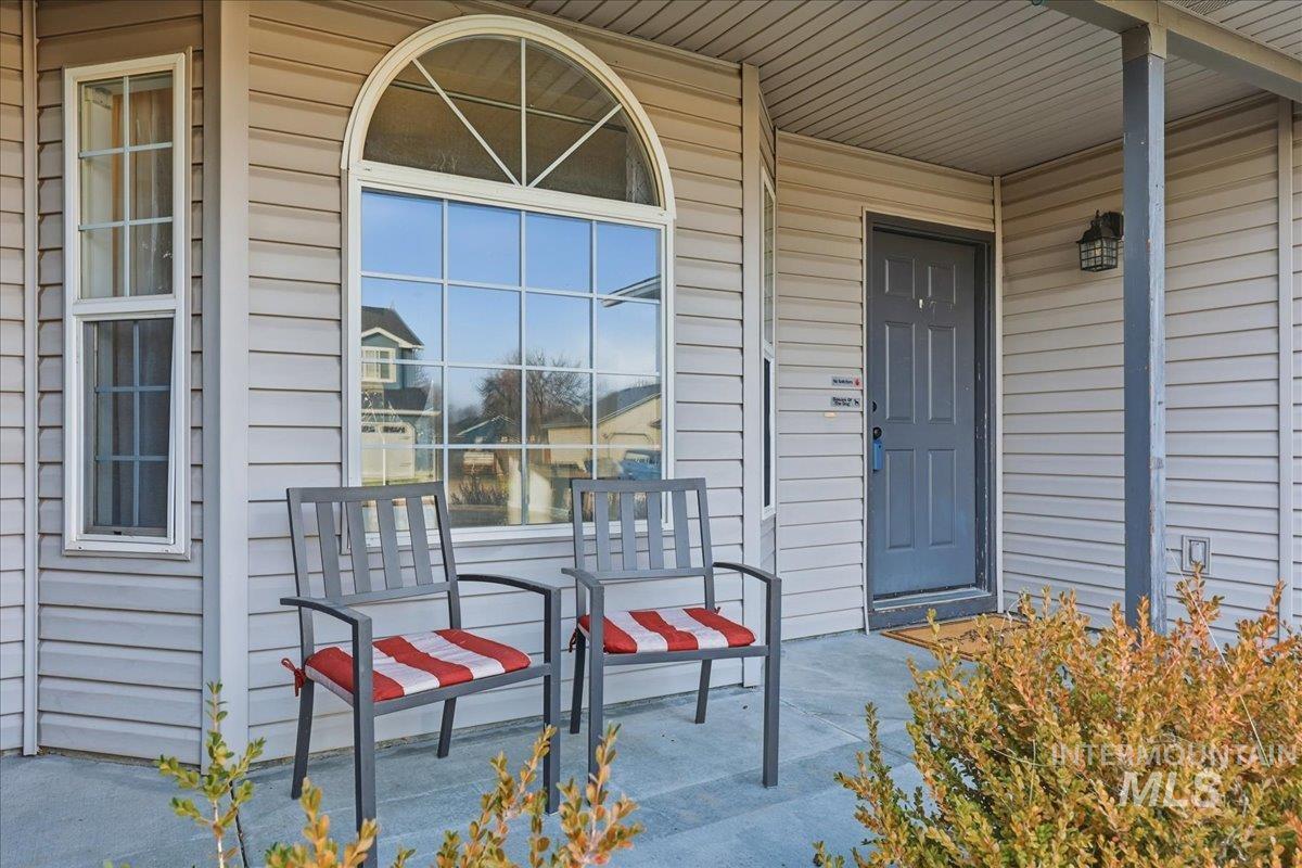 1227 S Cassia Pl., Nampa, Idaho 83686, 3 Bedrooms, 2 Bathrooms, Residential For Sale, Price $370,000,MLS 98972068