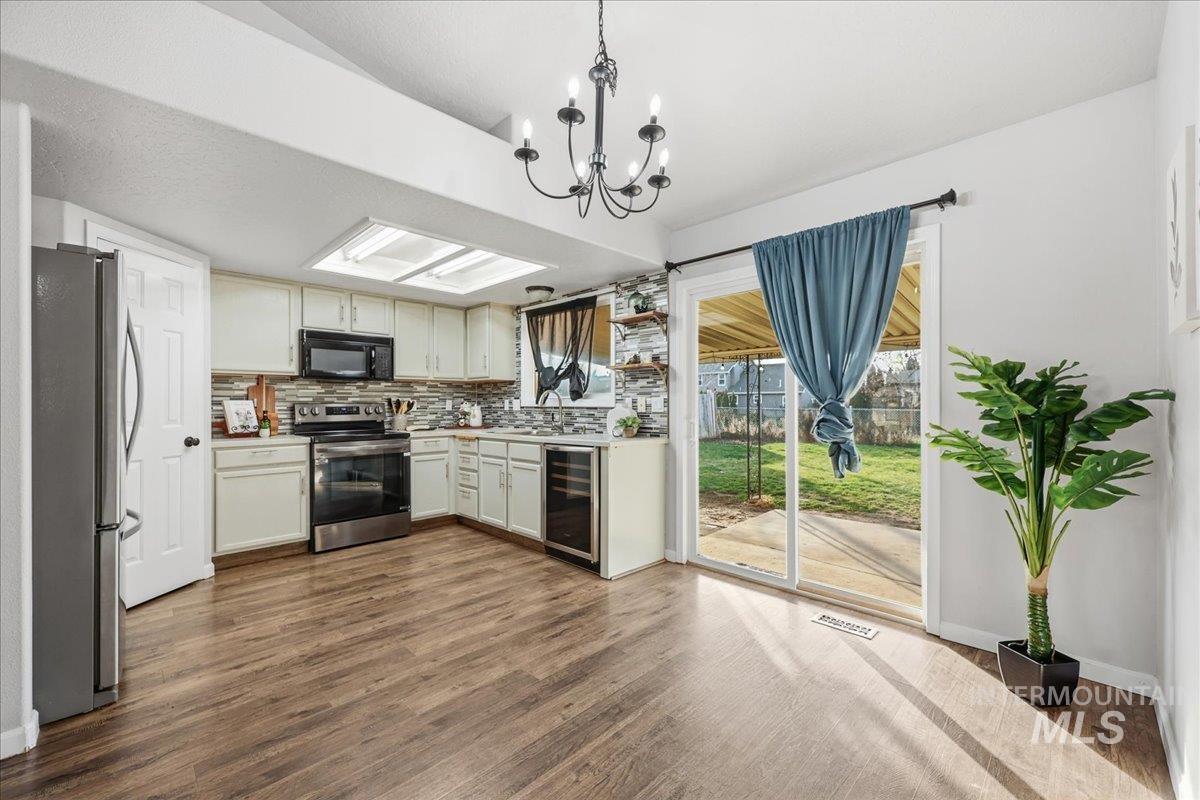 1227 S Cassia Pl., Nampa, Idaho 83686, 3 Bedrooms, 2 Bathrooms, Residential For Sale, Price $370,000,MLS 98972068