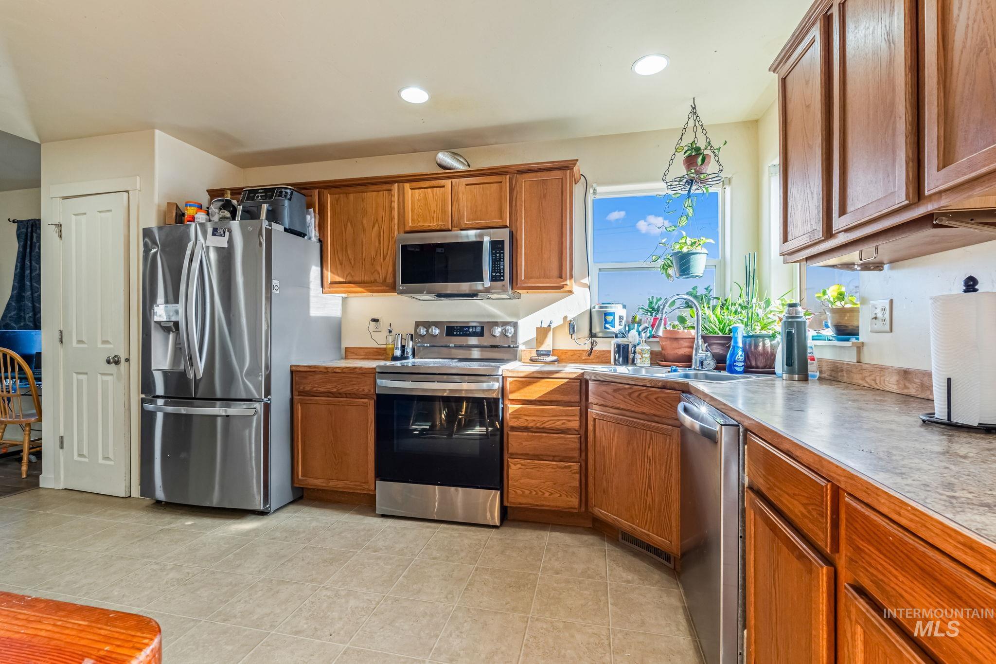 226 E Garnet Ave, Fairfield, Idaho 83327, 3 Bedrooms, 2 Bathrooms, Residential For Sale, Price $305,000,MLS 98972069