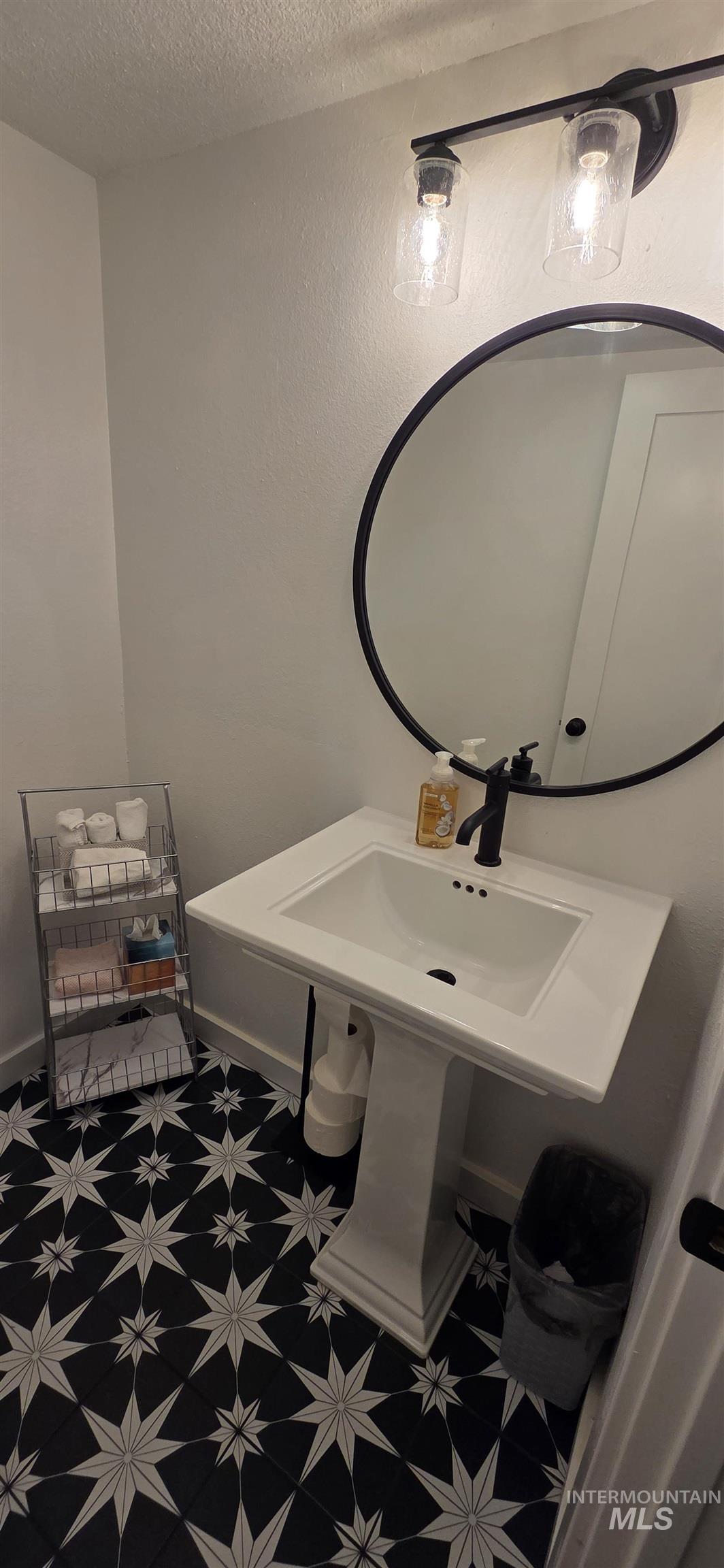 1033 Camelot, Boise, Idaho 83704, 3 Bedrooms, 2.5 Bathrooms, Residential For Sale, Price $439,000,MLS 98972074