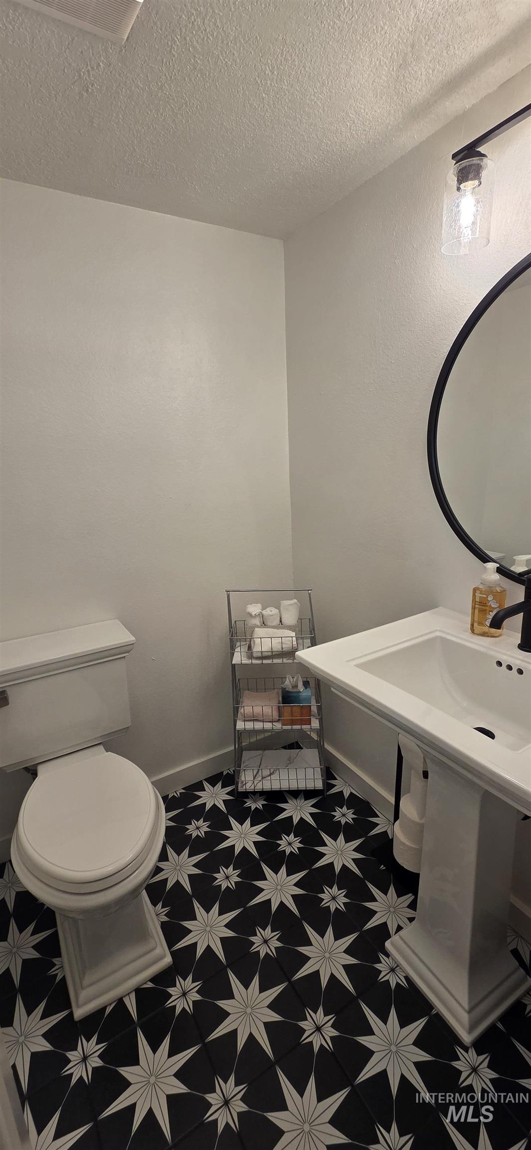 1033 Camelot, Boise, Idaho 83704, 3 Bedrooms, 2.5 Bathrooms, Residential For Sale, Price $439,000,MLS 98972074