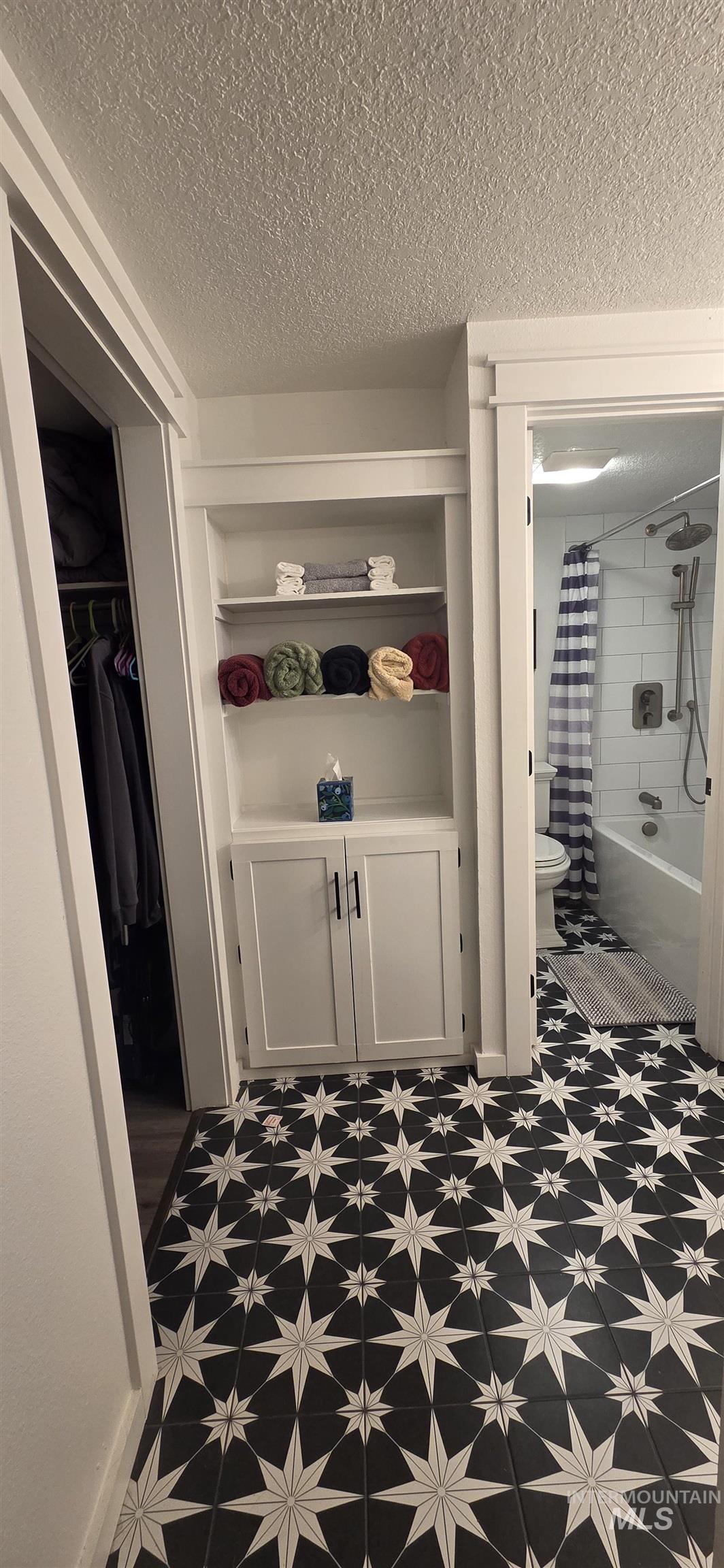 1033 Camelot, Boise, Idaho 83704, 3 Bedrooms, 2.5 Bathrooms, Residential For Sale, Price $439,000,MLS 98972074