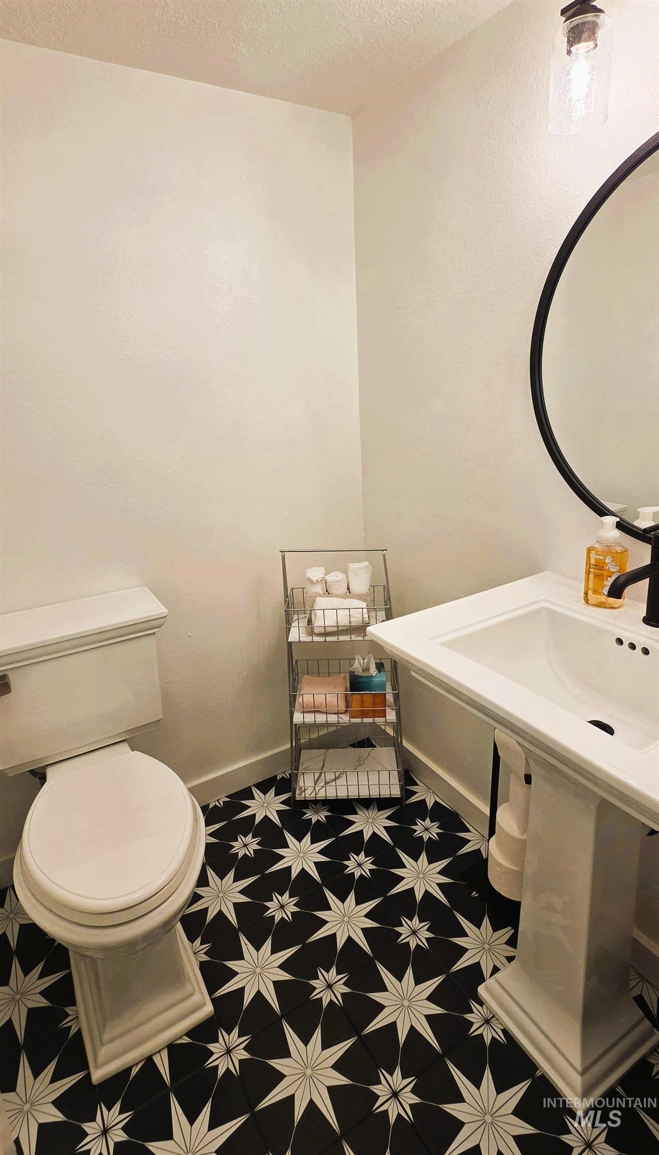 1033 Camelot, Boise, Idaho 83704, 3 Bedrooms, 2.5 Bathrooms, Residential For Sale, Price $439,000,MLS 98972074