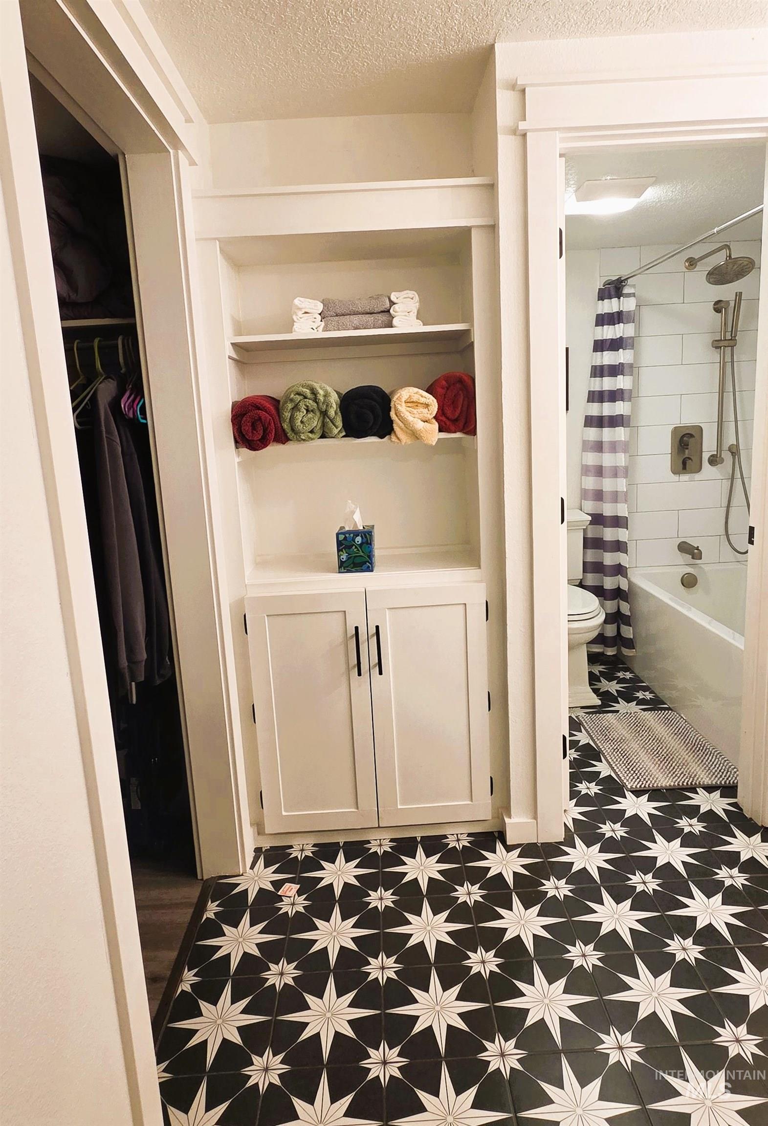 1033 Camelot, Boise, Idaho 83704, 3 Bedrooms, 2.5 Bathrooms, Residential For Sale, Price $439,000,MLS 98972074