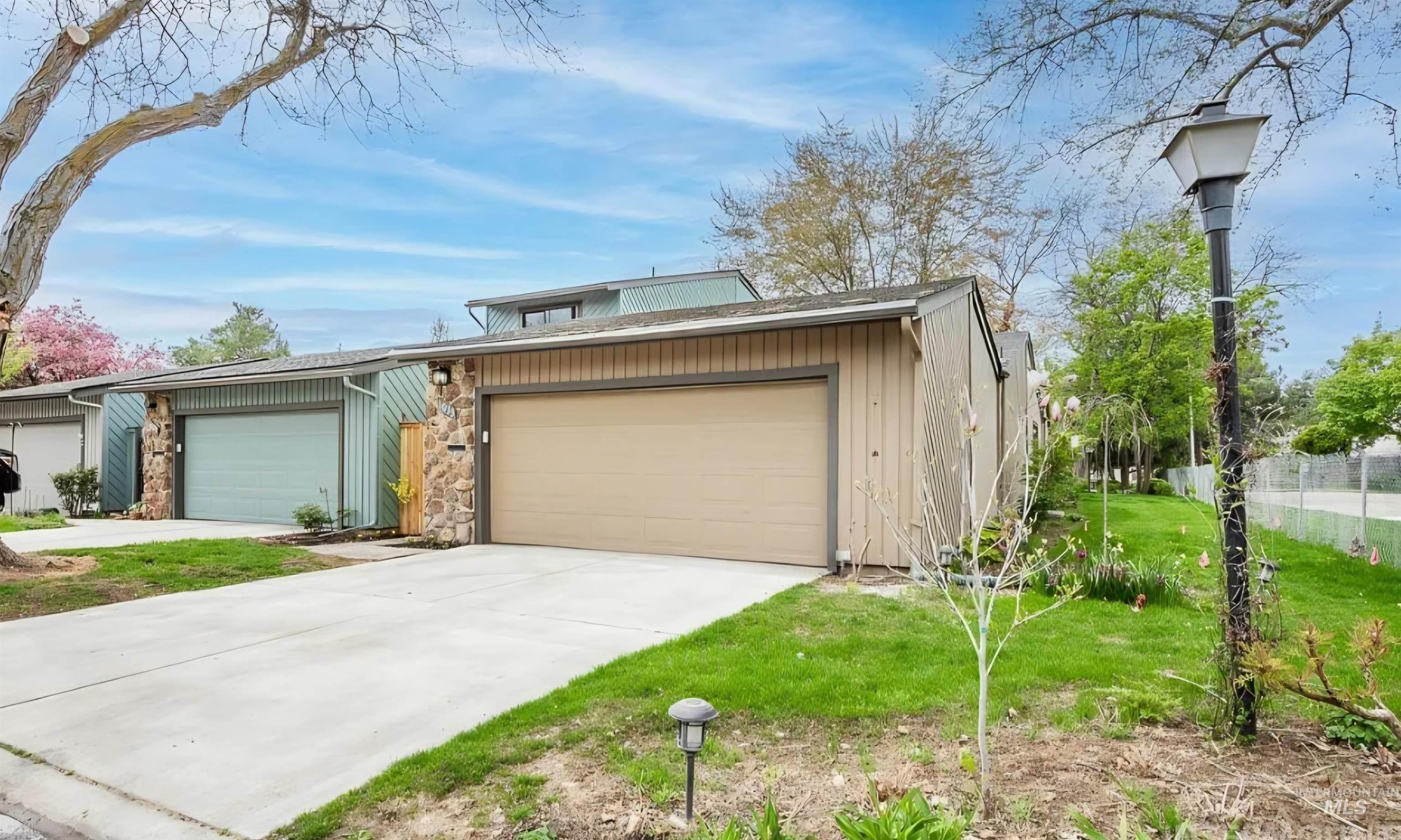 1033 Camelot, Boise, Idaho 83704, 3 Bedrooms, 2.5 Bathrooms, Residential For Sale, Price $439,000,MLS 98972074