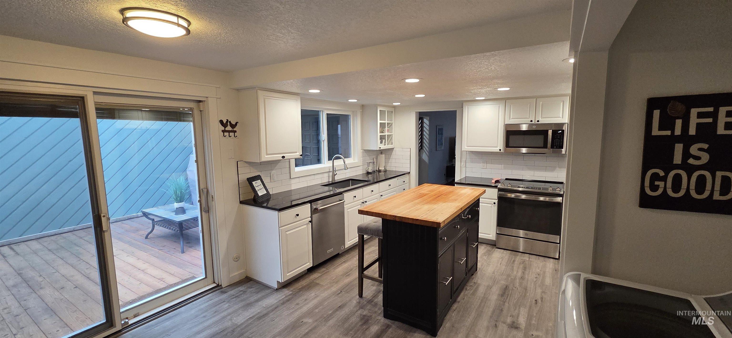 1033 Camelot, Boise, Idaho 83704, 3 Bedrooms, 2.5 Bathrooms, Residential For Sale, Price $439,000,MLS 98972074