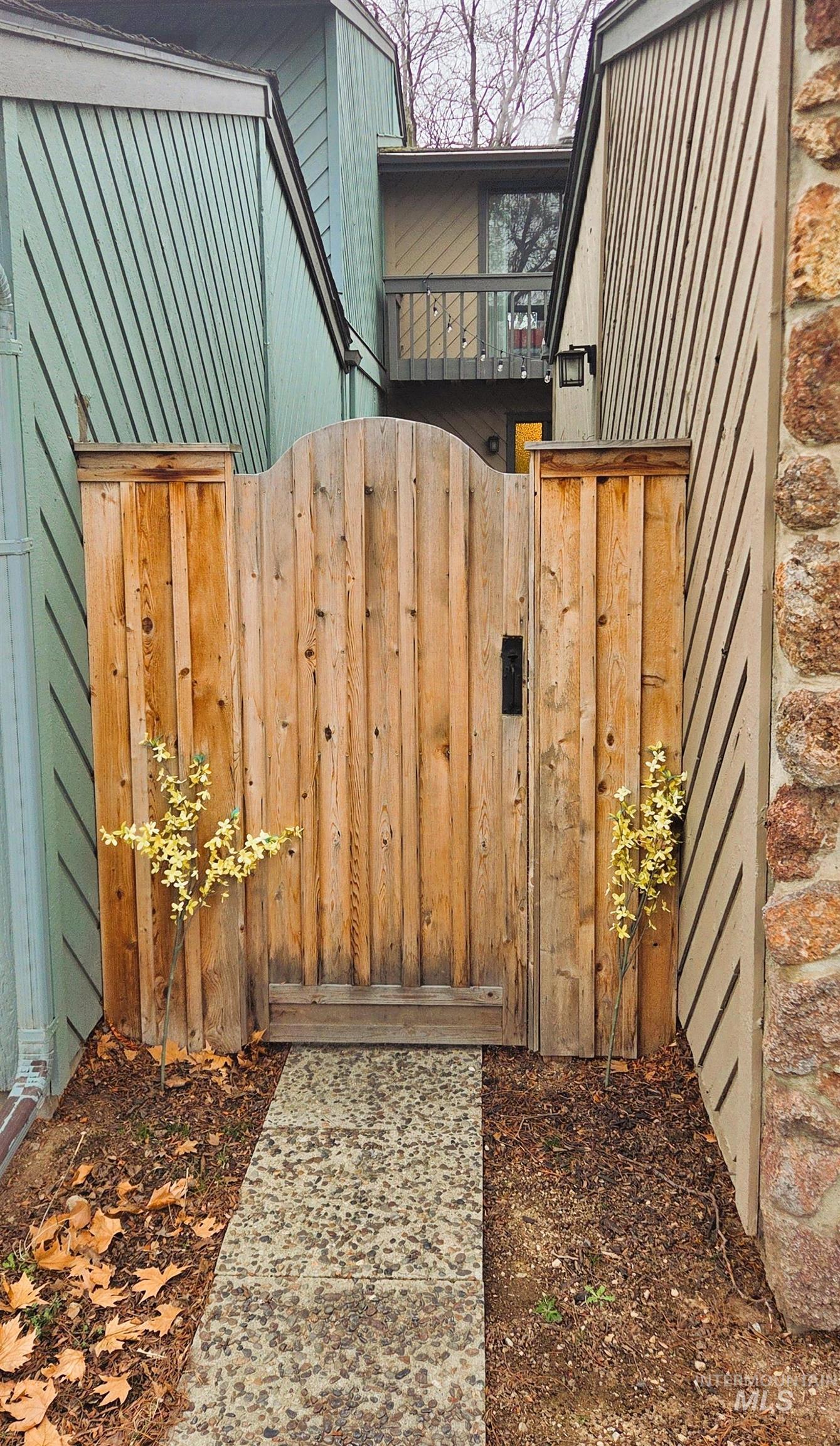 1033 Camelot, Boise, Idaho 83704, 3 Bedrooms, 2.5 Bathrooms, Residential For Sale, Price $439,000,MLS 98972074