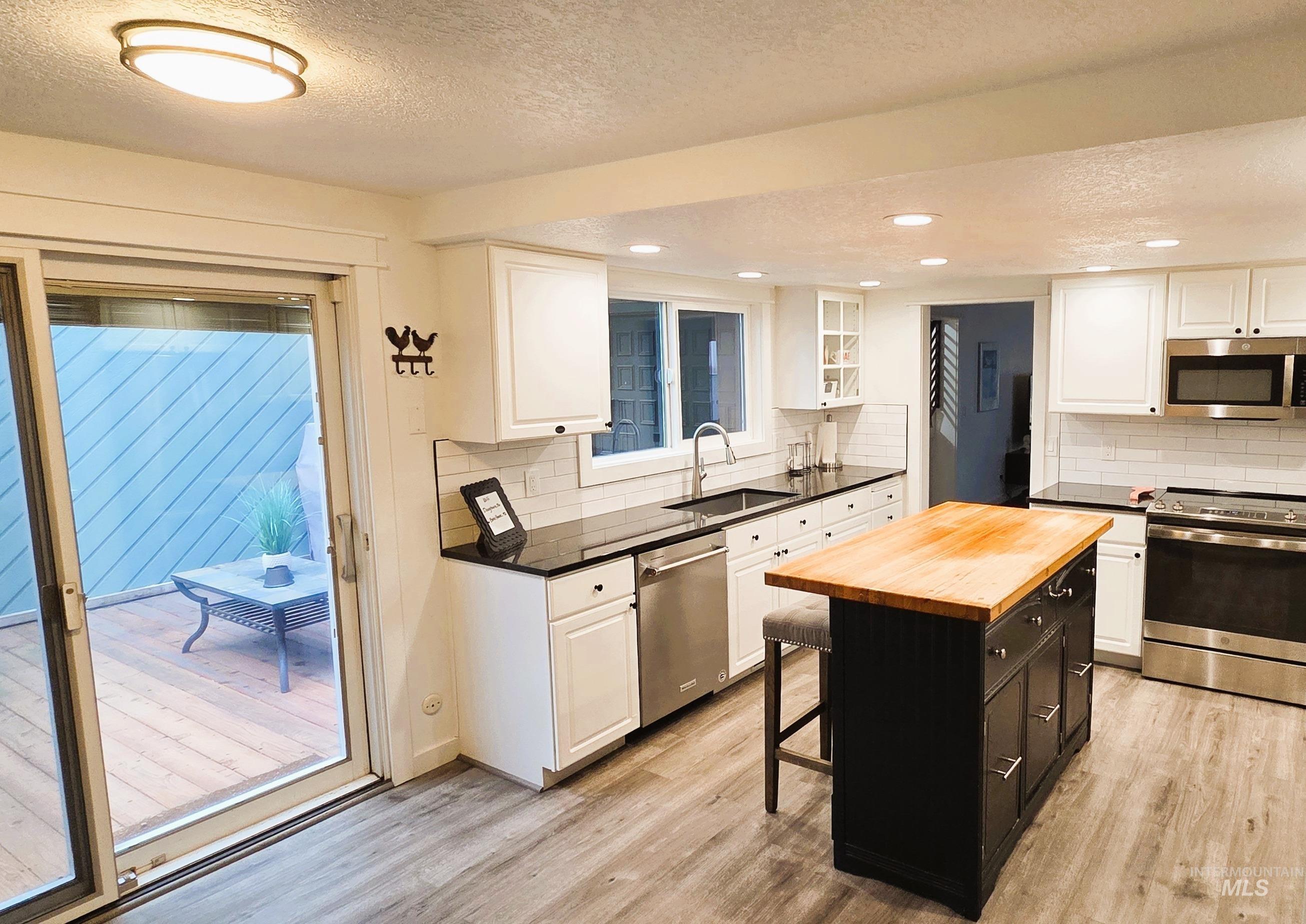 1033 Camelot, Boise, Idaho 83704, 3 Bedrooms, 2.5 Bathrooms, Residential For Sale, Price $439,000,MLS 98972074