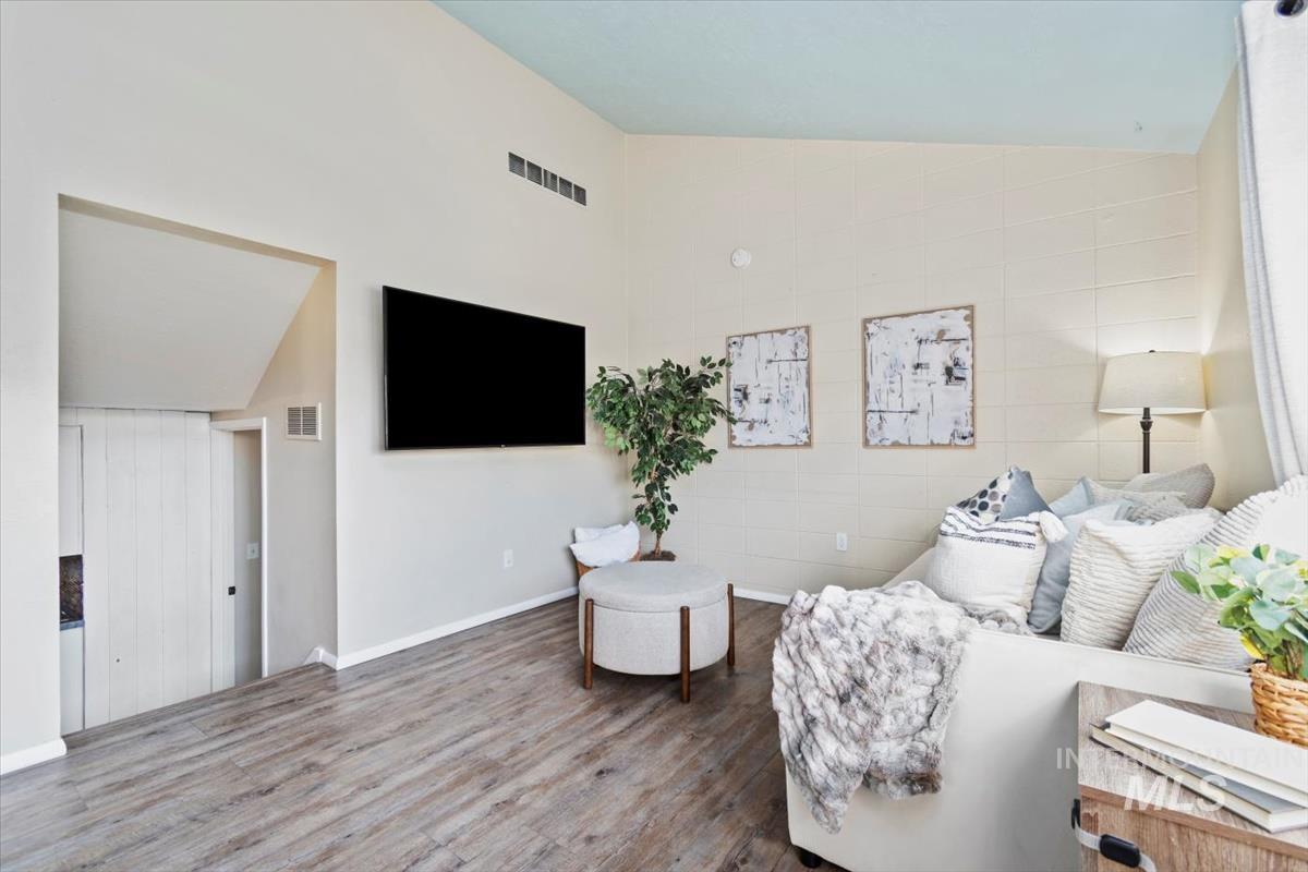 716 NW 8th St, Meridian, Idaho 83642, 2 Bedrooms, 1 Bathroom, Residential For Sale, Price $260,000,MLS 98972092