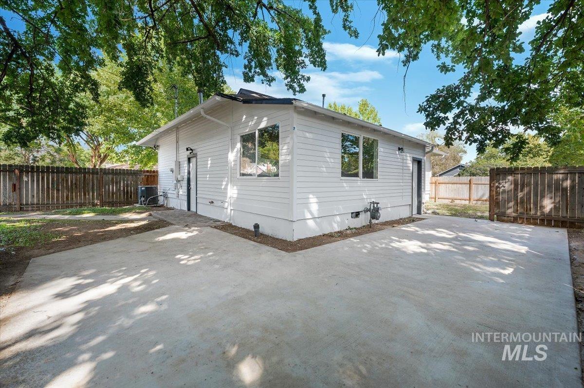 1704 Blaine, Caldwell, Idaho 83605, 6 Bedrooms, 3 Bathrooms, Residential For Sale, Price $449,000,MLS 98972122