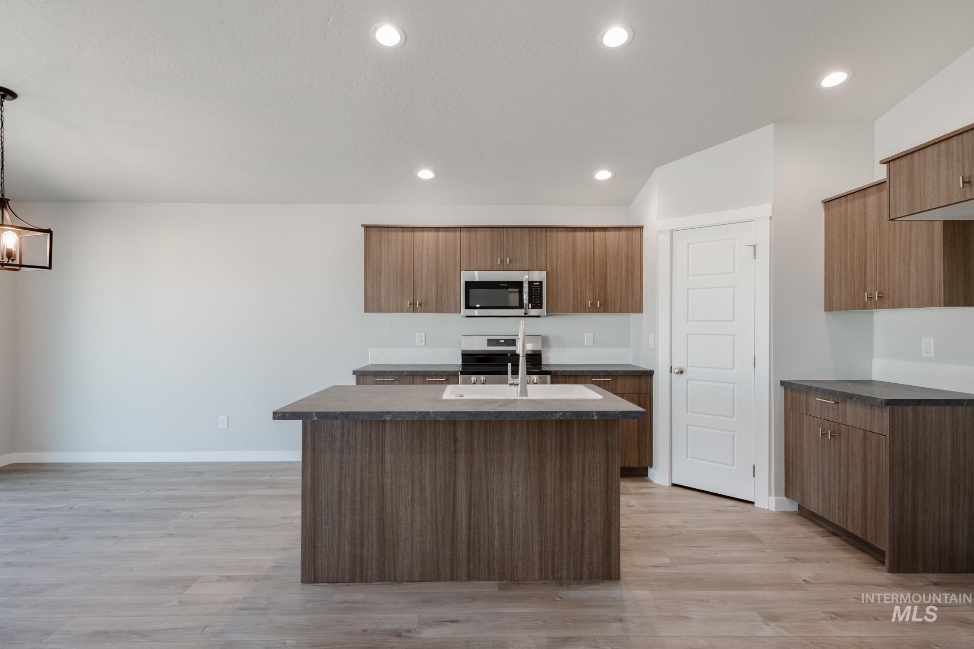 3807 E Syracuse St, Nampa, Idaho 83686, 3 Bedrooms, 2 Bathrooms, Residential For Sale, Price $399,990,MLS 98972127