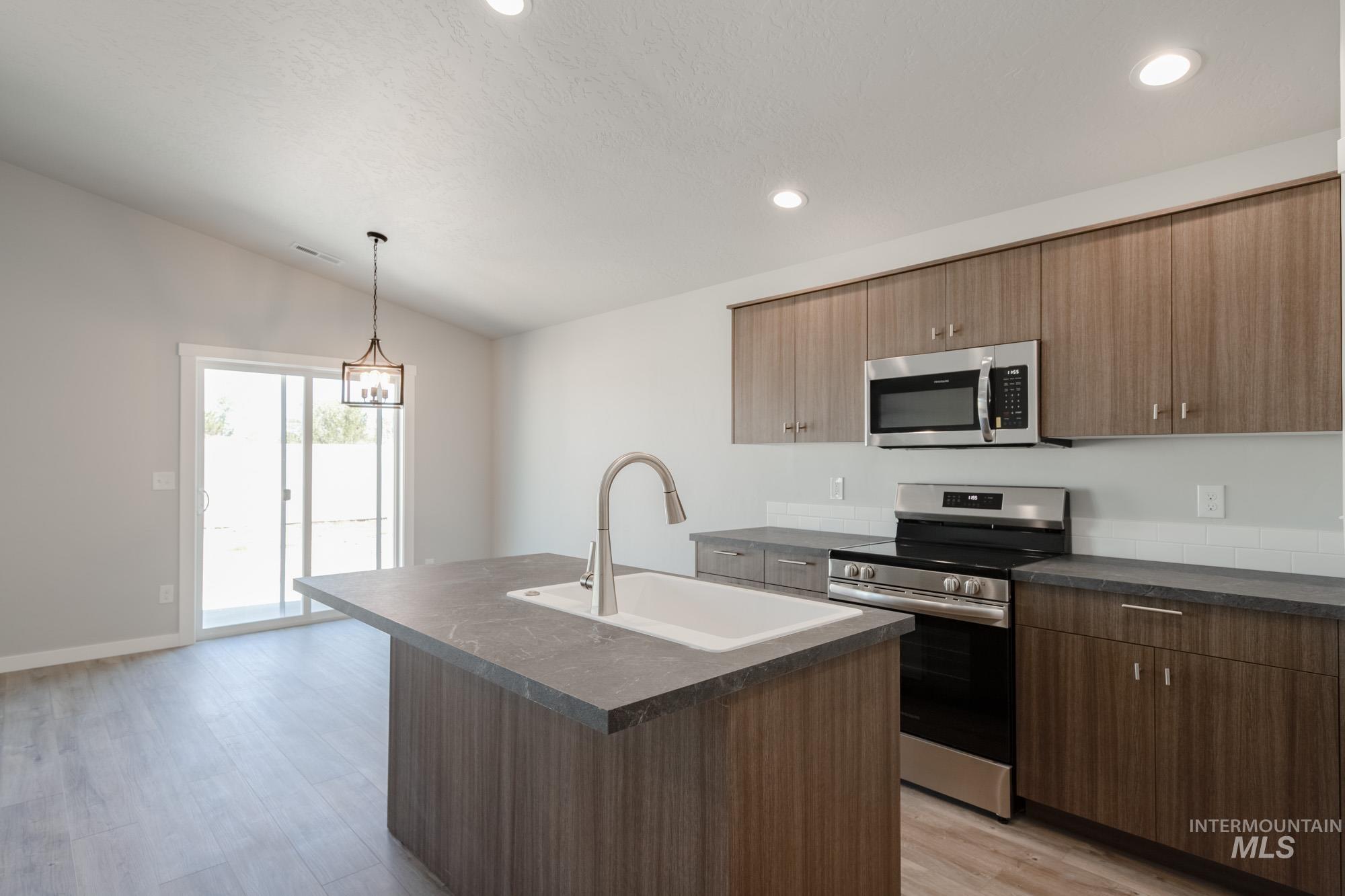 3807 E Syracuse St, Nampa, Idaho 83686, 3 Bedrooms, 2 Bathrooms, Residential For Sale, Price $399,990,MLS 98972127