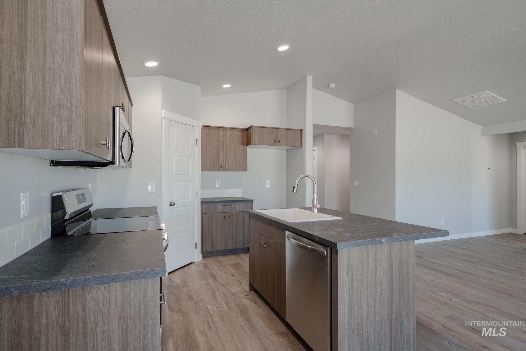 3807 E Syracuse St, Nampa, Idaho 83686, 3 Bedrooms, 2 Bathrooms, Residential For Sale, Price $399,990,MLS 98972127