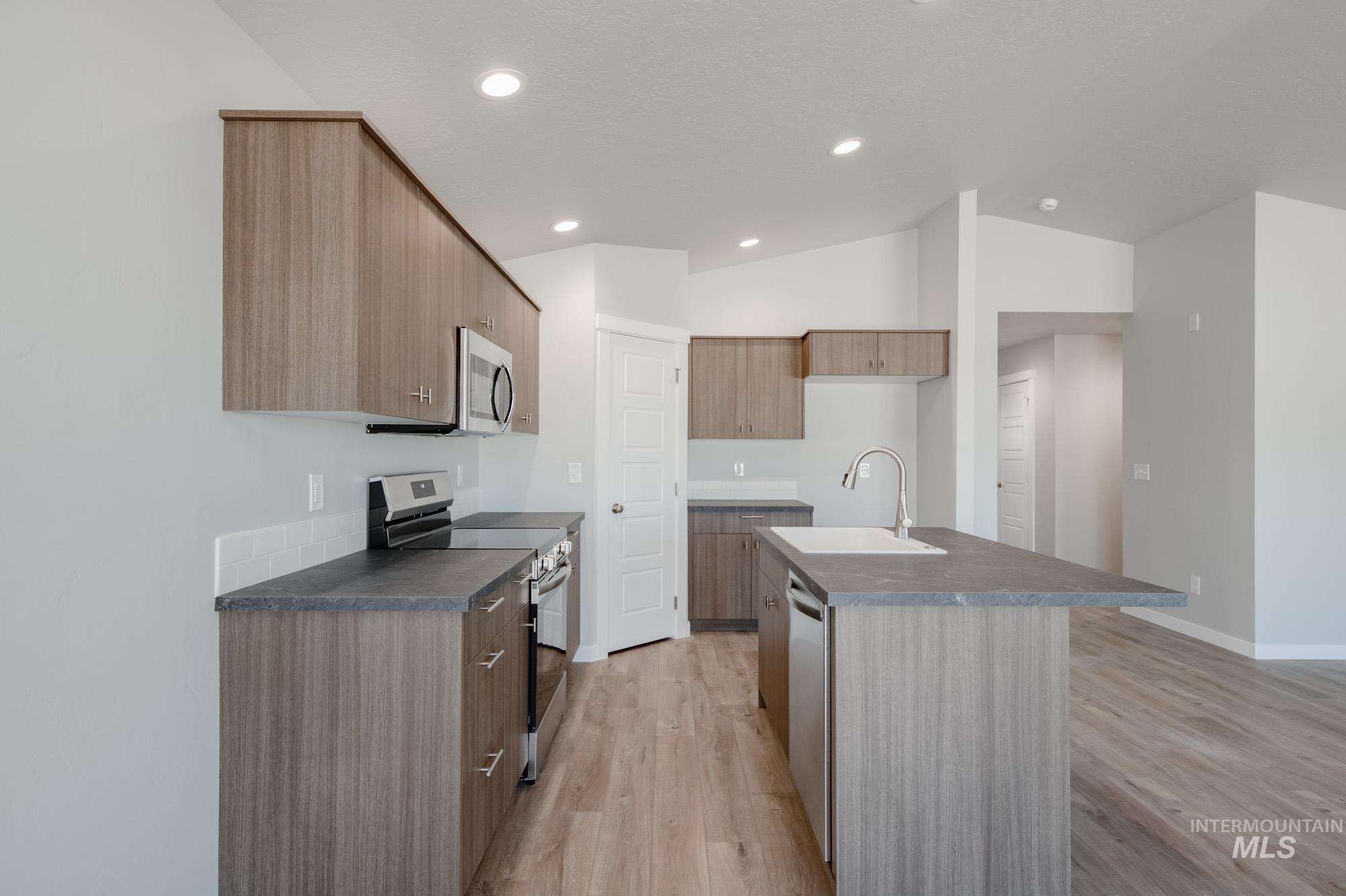 3807 E Syracuse St, Nampa, Idaho 83686, 3 Bedrooms, 2 Bathrooms, Residential For Sale, Price $399,990,MLS 98972127