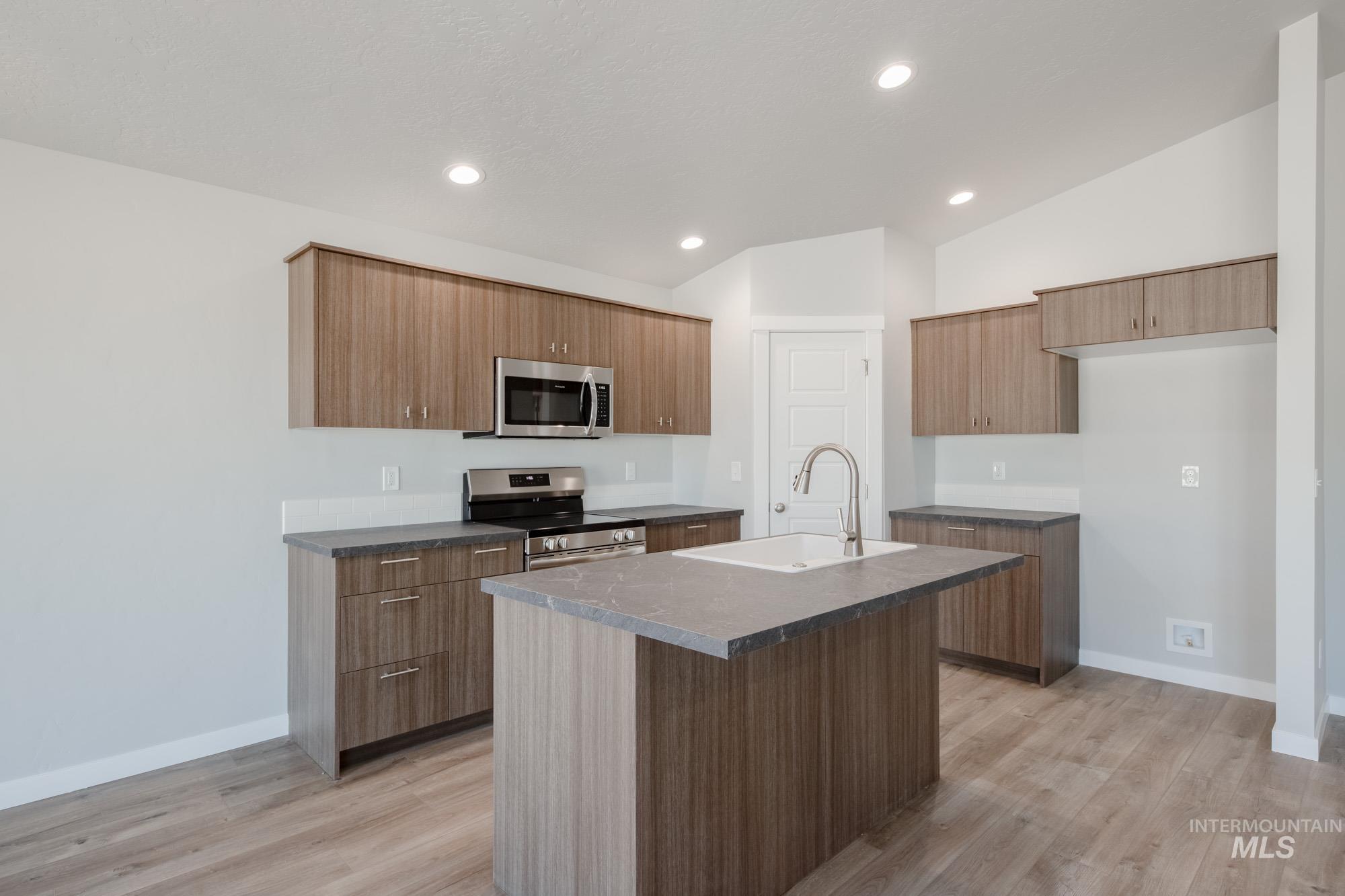 3807 E Syracuse St, Nampa, Idaho 83686, 3 Bedrooms, 2 Bathrooms, Residential For Sale, Price $399,990,MLS 98972127