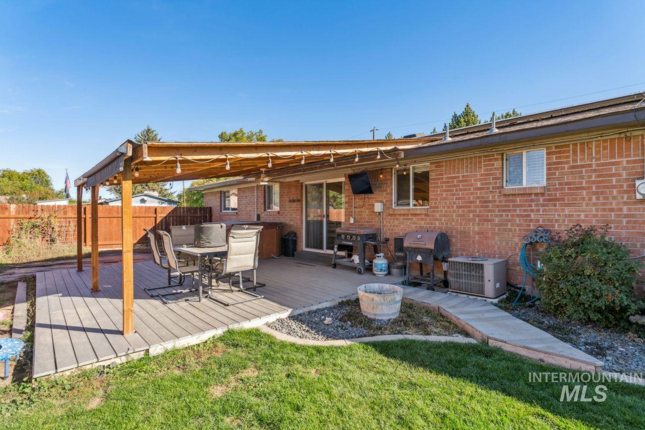 1511 N Indiana Ave, Caldwell, Idaho 83605, 3 Bedrooms, 2 Bathrooms, Residential For Sale, Price $360,000,MLS 98972140