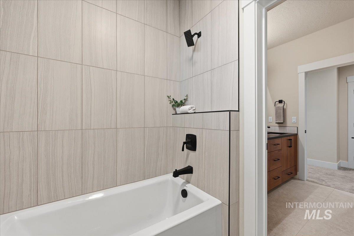 7818 Flathead Lake St, Eagle, Idaho 83616, 3 Bedrooms, 3 Bathrooms, Residential For Sale, Price $935,000,MLS 98972142