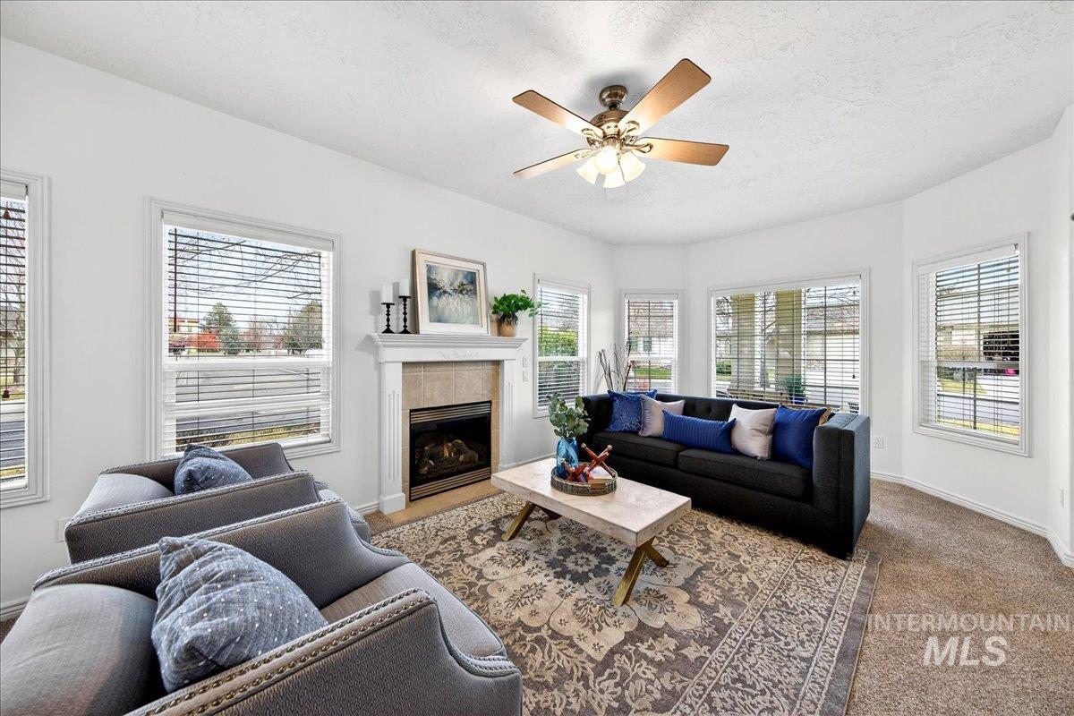 403 S Golden Eagle Lane, Eagle, Idaho 83616, 2 Bedrooms, 2 Bathrooms, Residential For Sale, Price $399,900,MLS 98972146