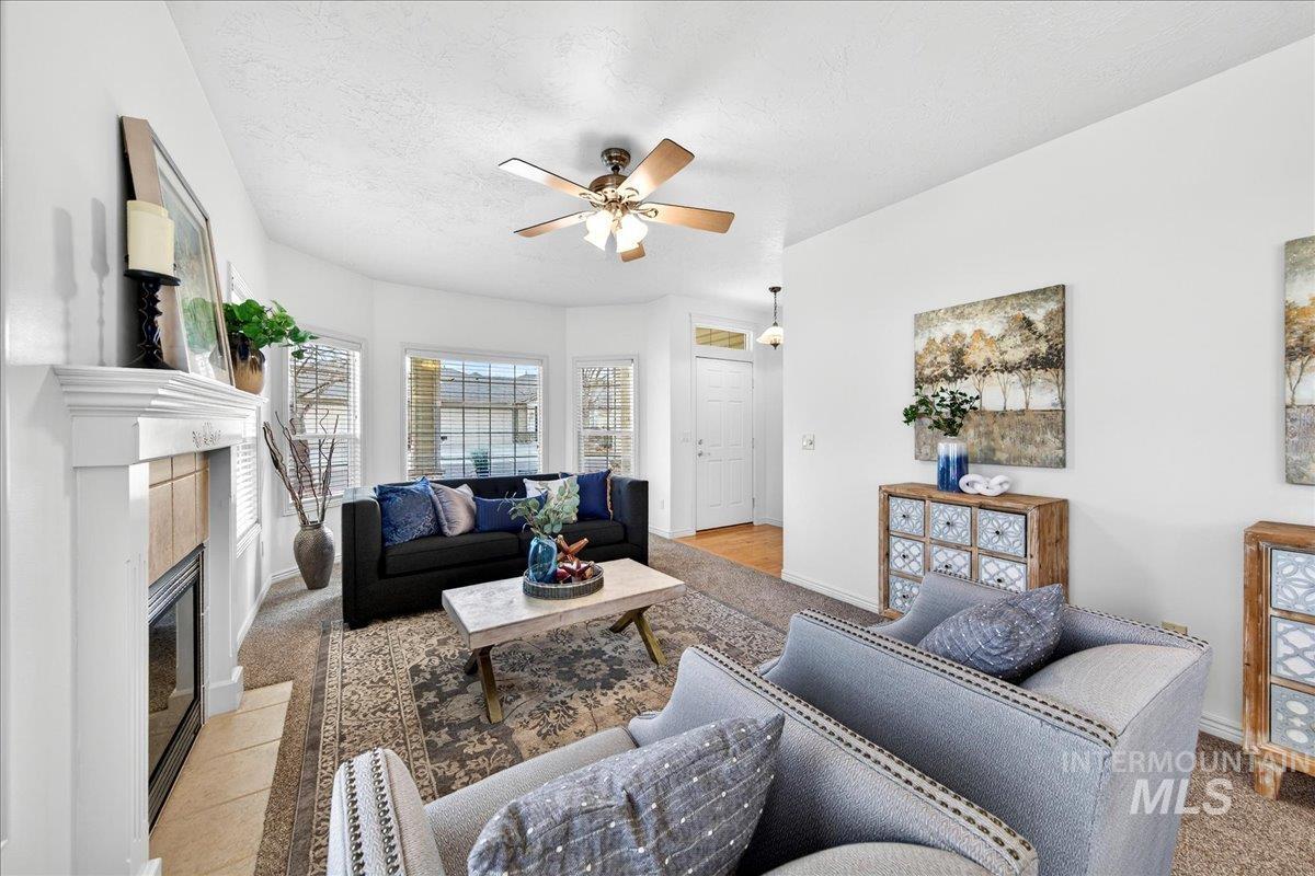 403 S Golden Eagle Lane, Eagle, Idaho 83616, 2 Bedrooms, 2 Bathrooms, Residential For Sale, Price $399,900,MLS 98972146