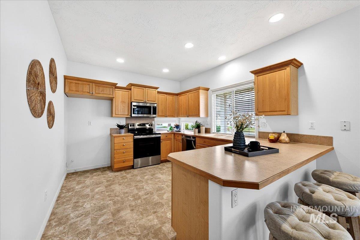 403 S Golden Eagle Lane, Eagle, Idaho 83616, 2 Bedrooms, 2 Bathrooms, Residential For Sale, Price $399,900,MLS 98972146