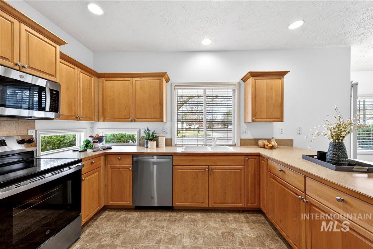 403 S Golden Eagle Lane, Eagle, Idaho 83616, 2 Bedrooms, 2 Bathrooms, Residential For Sale, Price $399,900,MLS 98972146