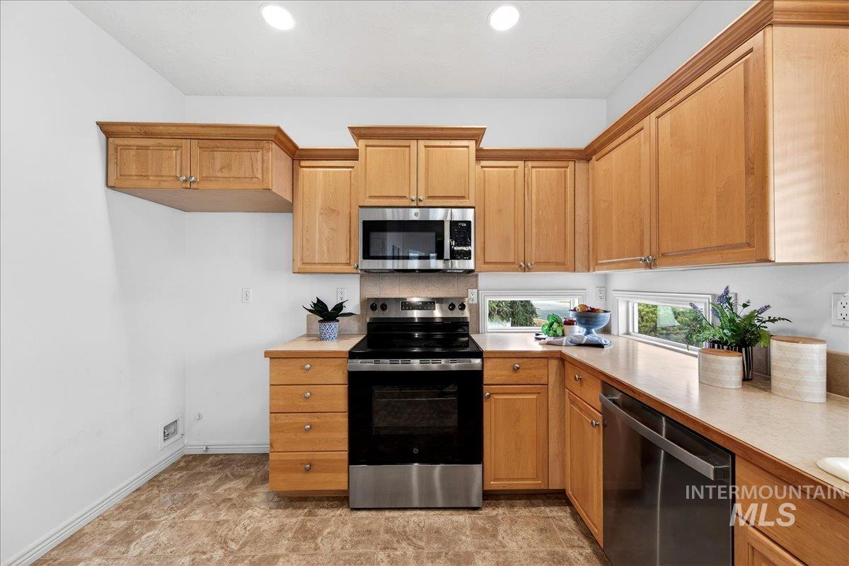 403 S Golden Eagle Lane, Eagle, Idaho 83616, 2 Bedrooms, 2 Bathrooms, Residential For Sale, Price $399,900,MLS 98972146