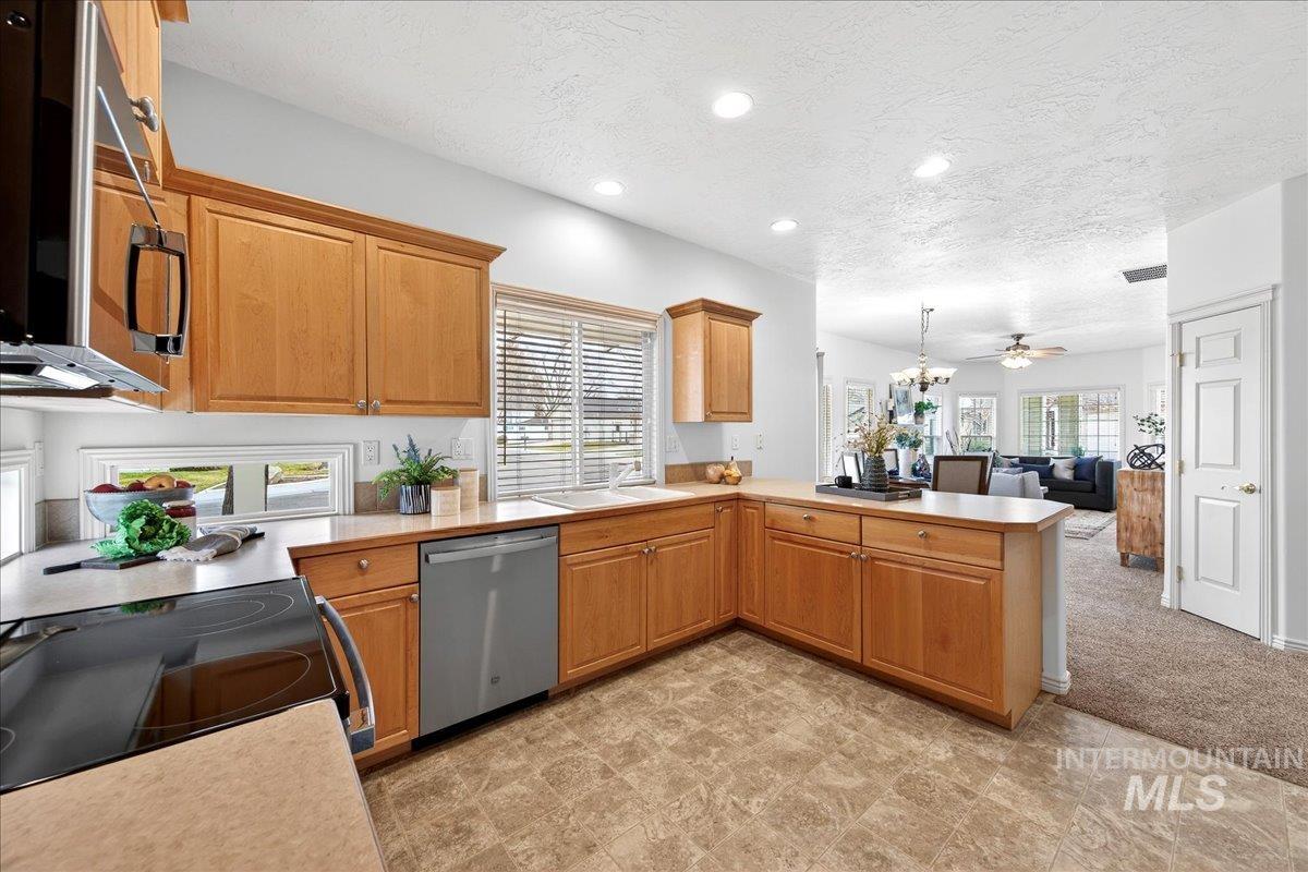 403 S Golden Eagle Lane, Eagle, Idaho 83616, 2 Bedrooms, 2 Bathrooms, Residential For Sale, Price $399,900,MLS 98972146