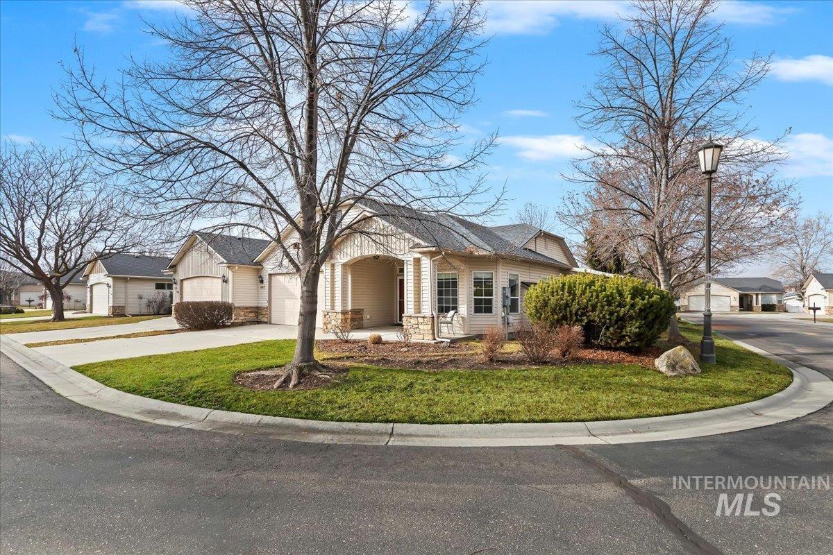 403 S Golden Eagle Lane, Eagle, Idaho 83616, 2 Bedrooms, 2 Bathrooms, Residential For Sale, Price $399,900,MLS 98972146