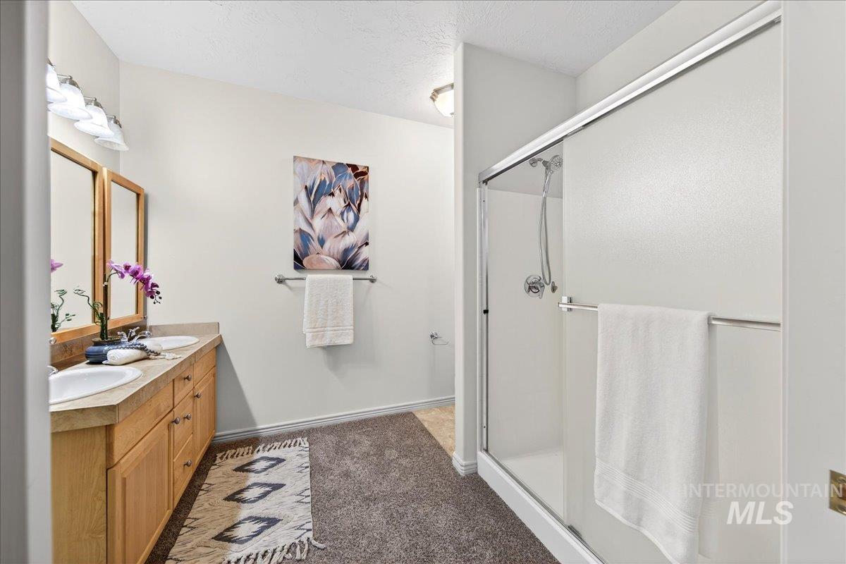 403 S Golden Eagle Lane, Eagle, Idaho 83616, 2 Bedrooms, 2 Bathrooms, Residential For Sale, Price $399,900,MLS 98972146