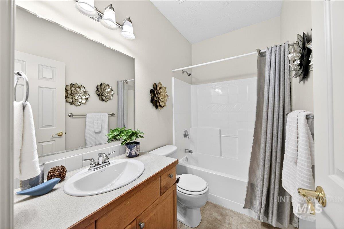 403 S Golden Eagle Lane, Eagle, Idaho 83616, 2 Bedrooms, 2 Bathrooms, Residential For Sale, Price $399,900,MLS 98972146