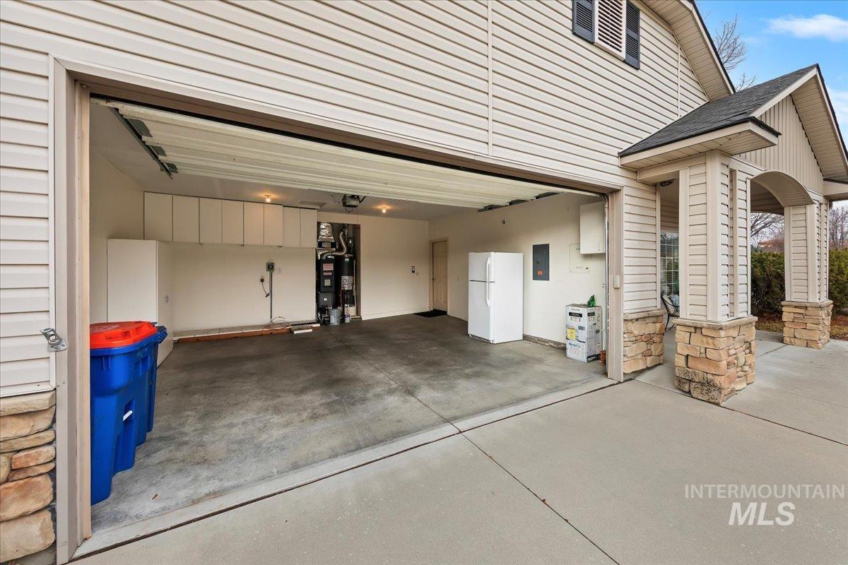 403 S Golden Eagle Lane, Eagle, Idaho 83616, 2 Bedrooms, 2 Bathrooms, Residential For Sale, Price $399,900,MLS 98972146