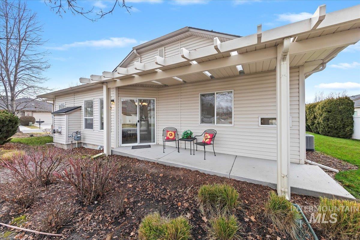 403 S Golden Eagle Lane, Eagle, Idaho 83616, 2 Bedrooms, 2 Bathrooms, Residential For Sale, Price $399,900,MLS 98972146