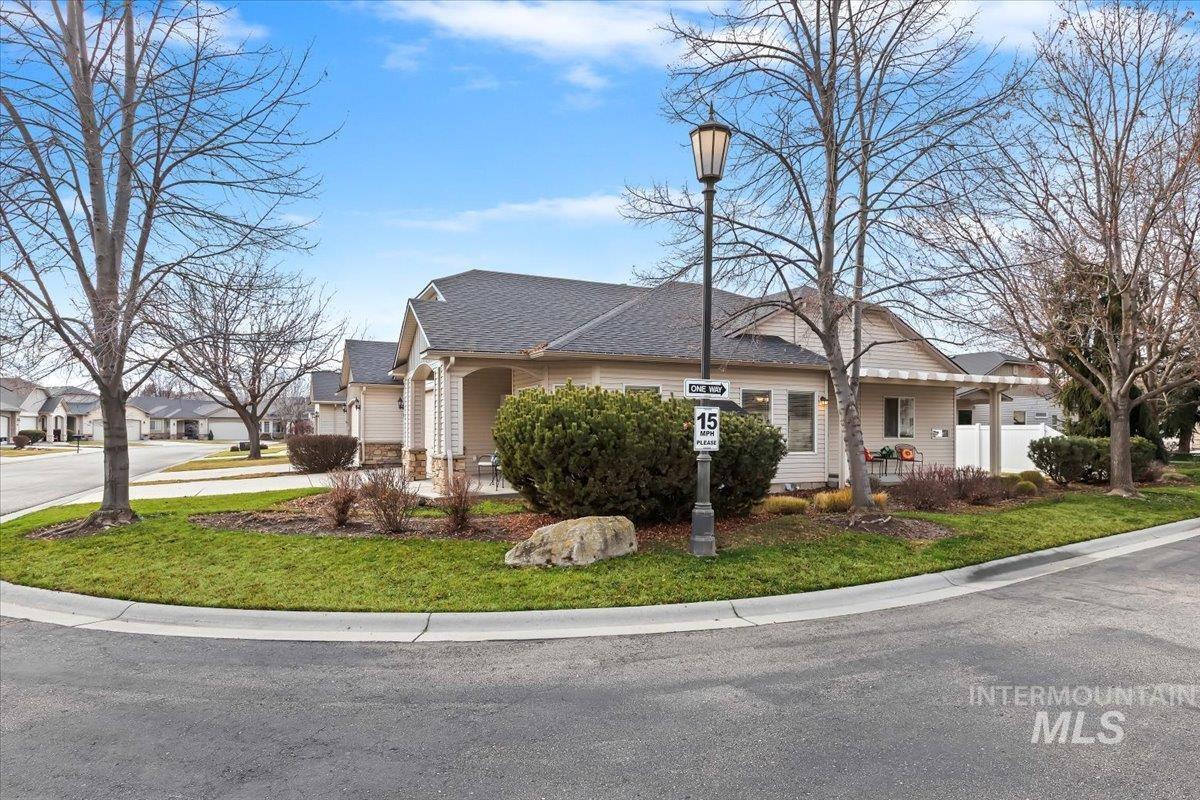 403 S Golden Eagle Lane, Eagle, Idaho 83616, 2 Bedrooms, 2 Bathrooms, Residential For Sale, Price $399,900,MLS 98972146