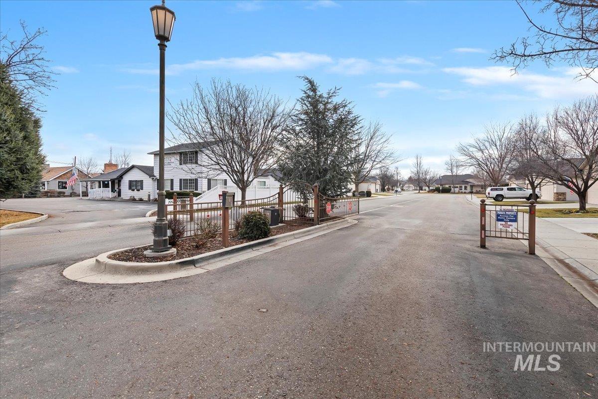 403 S Golden Eagle Lane, Eagle, Idaho 83616, 2 Bedrooms, 2 Bathrooms, Residential For Sale, Price $399,900,MLS 98972146