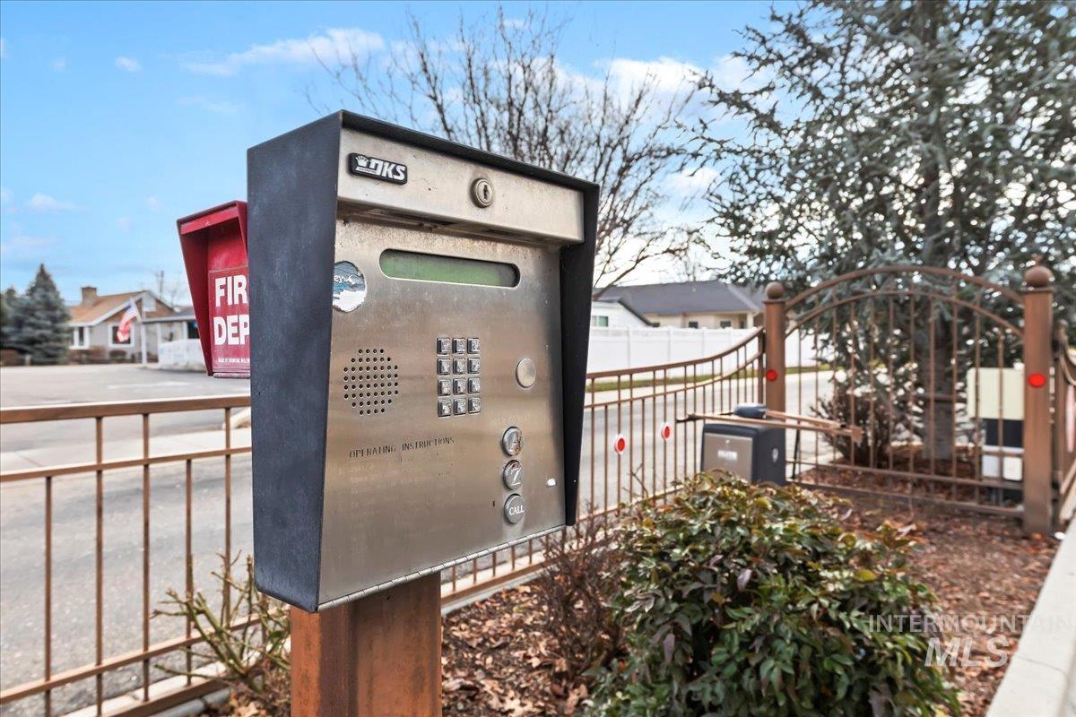 403 S Golden Eagle Lane, Eagle, Idaho 83616, 2 Bedrooms, 2 Bathrooms, Residential For Sale, Price $399,900,MLS 98972146