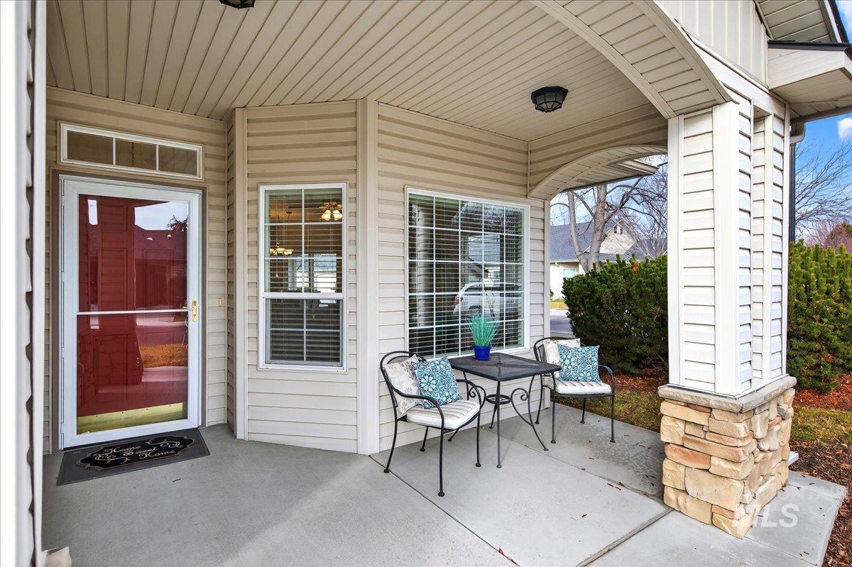 403 S Golden Eagle Lane, Eagle, Idaho 83616, 2 Bedrooms, 2 Bathrooms, Residential For Sale, Price $399,900,MLS 98972146