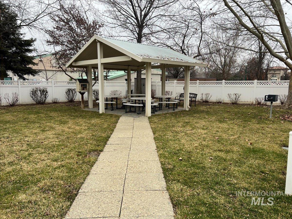 403 S Golden Eagle Lane, Eagle, Idaho 83616, 2 Bedrooms, 2 Bathrooms, Residential For Sale, Price $399,900,MLS 98972146