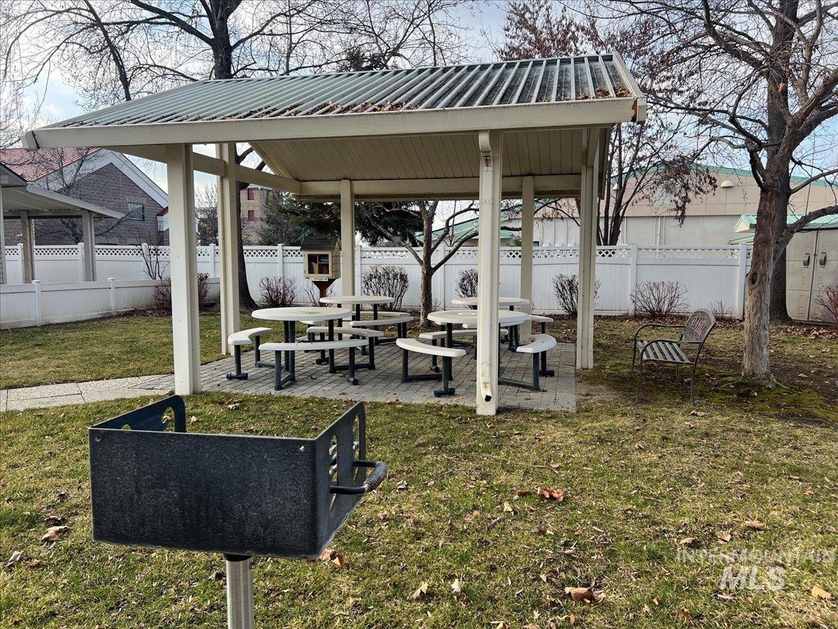 403 S Golden Eagle Lane, Eagle, Idaho 83616, 2 Bedrooms, 2 Bathrooms, Residential For Sale, Price $399,900,MLS 98972146