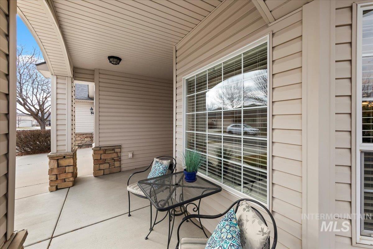 403 S Golden Eagle Lane, Eagle, Idaho 83616, 2 Bedrooms, 2 Bathrooms, Residential For Sale, Price $399,900,MLS 98972146