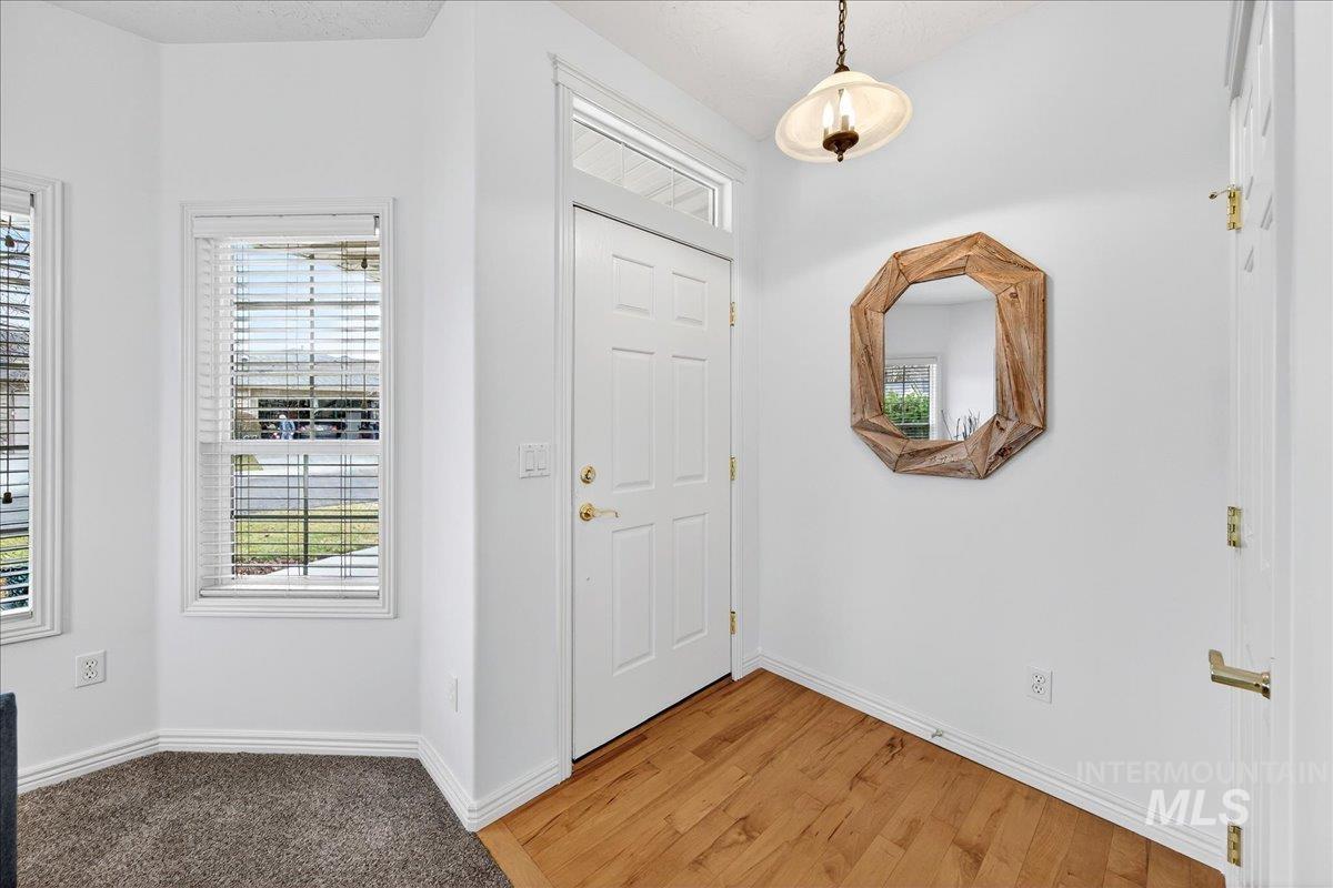 403 S Golden Eagle Lane, Eagle, Idaho 83616, 2 Bedrooms, 2 Bathrooms, Residential For Sale, Price $399,900,MLS 98972146