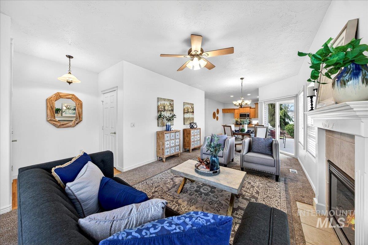 403 S Golden Eagle Lane, Eagle, Idaho 83616, 2 Bedrooms, 2 Bathrooms, Residential For Sale, Price $399,900,MLS 98972146