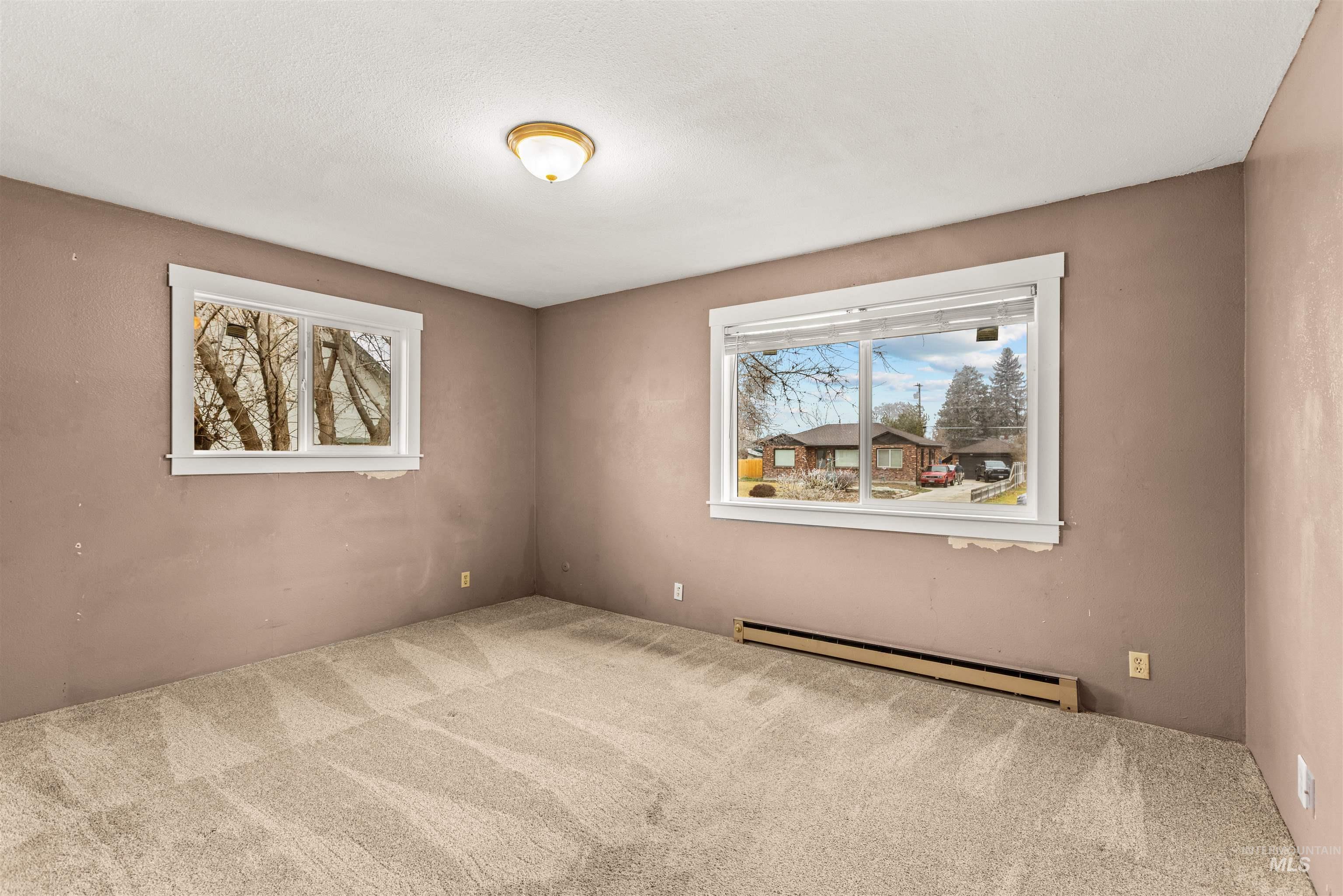 315 S Diamond St, Nampa, Idaho 83686, 3 Bedrooms, 2 Bathrooms, Residential Income For Sale, Price $450,000,MLS 98972150