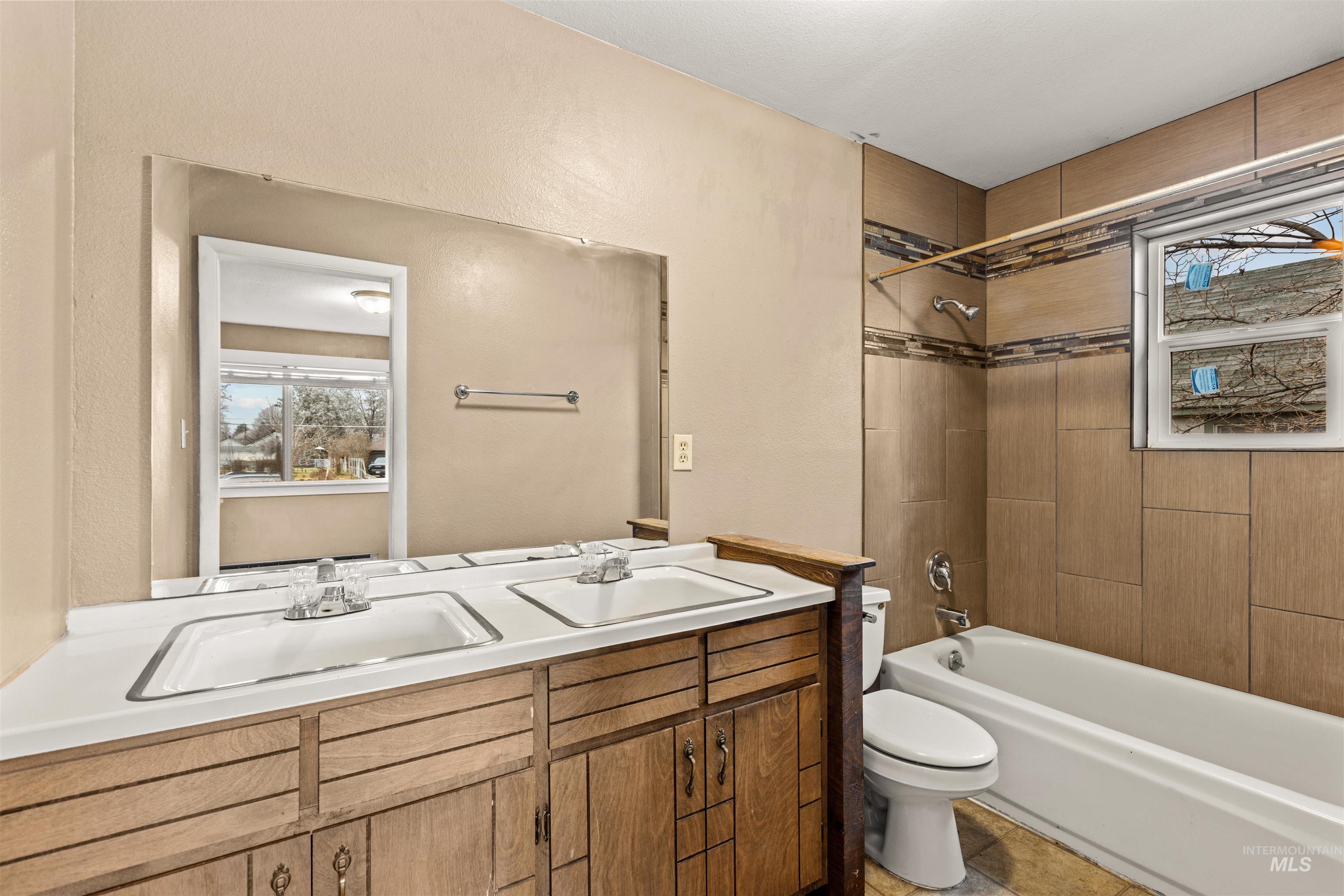 315 S Diamond St, Nampa, Idaho 83686, 3 Bedrooms, 2 Bathrooms, Residential Income For Sale, Price $450,000,MLS 98972150