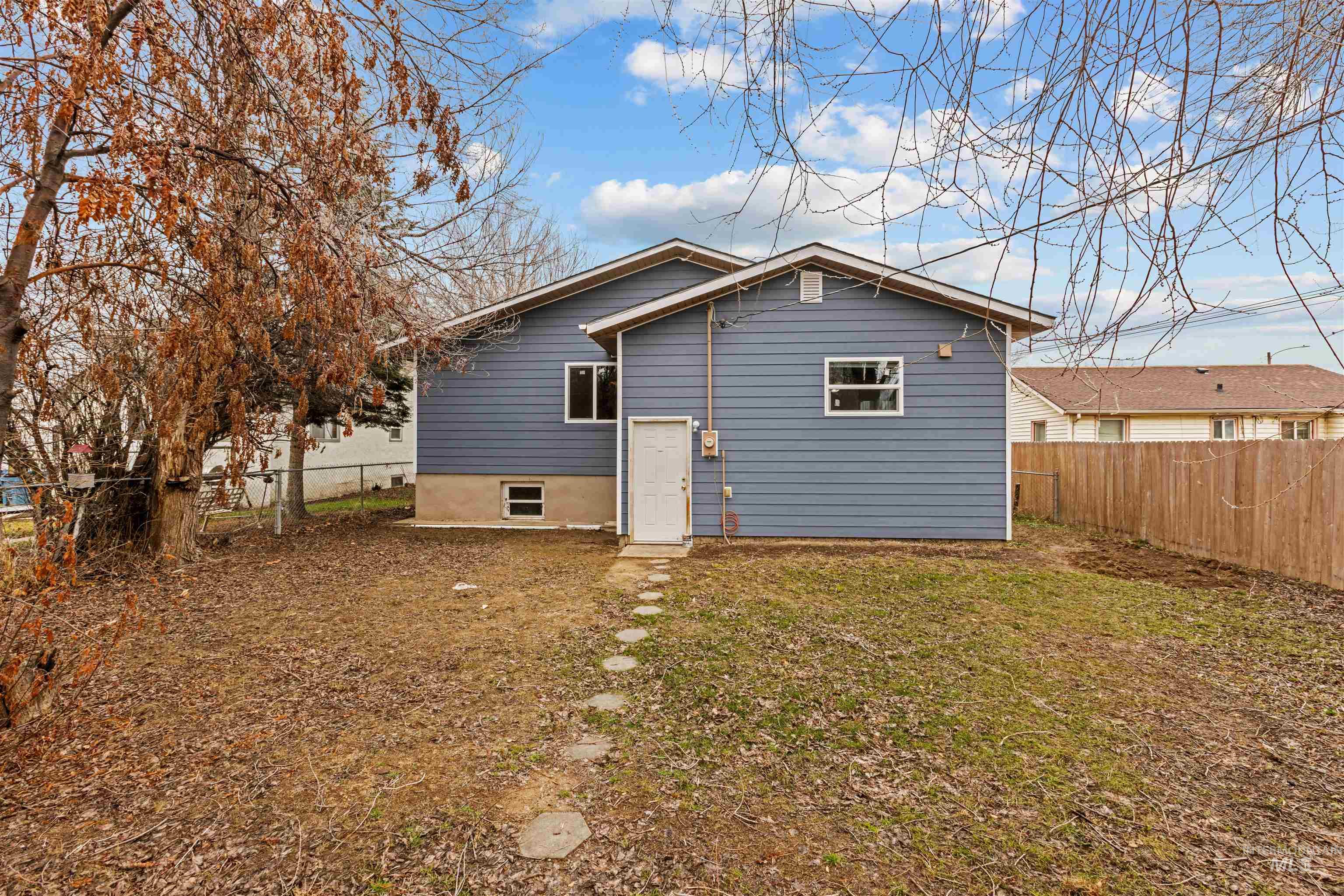 315 S Diamond St, Nampa, Idaho 83686, 3 Bedrooms, 2 Bathrooms, Residential Income For Sale, Price $450,000,MLS 98972150