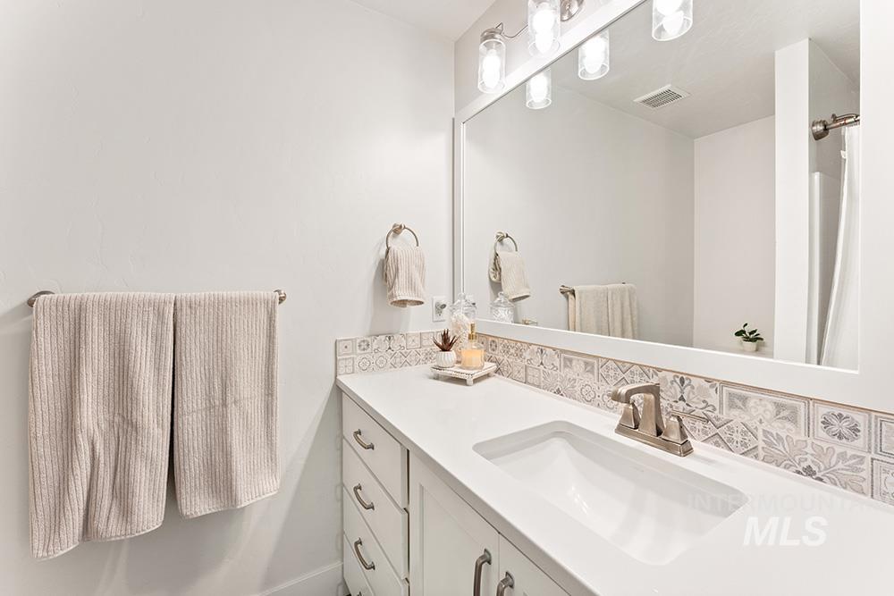 1185 N Seven Golds Pl, Eagle, Idaho 83616, 4 Bedrooms, 2.5 Bathrooms, Residential For Sale, Price $925,000,MLS 98972181