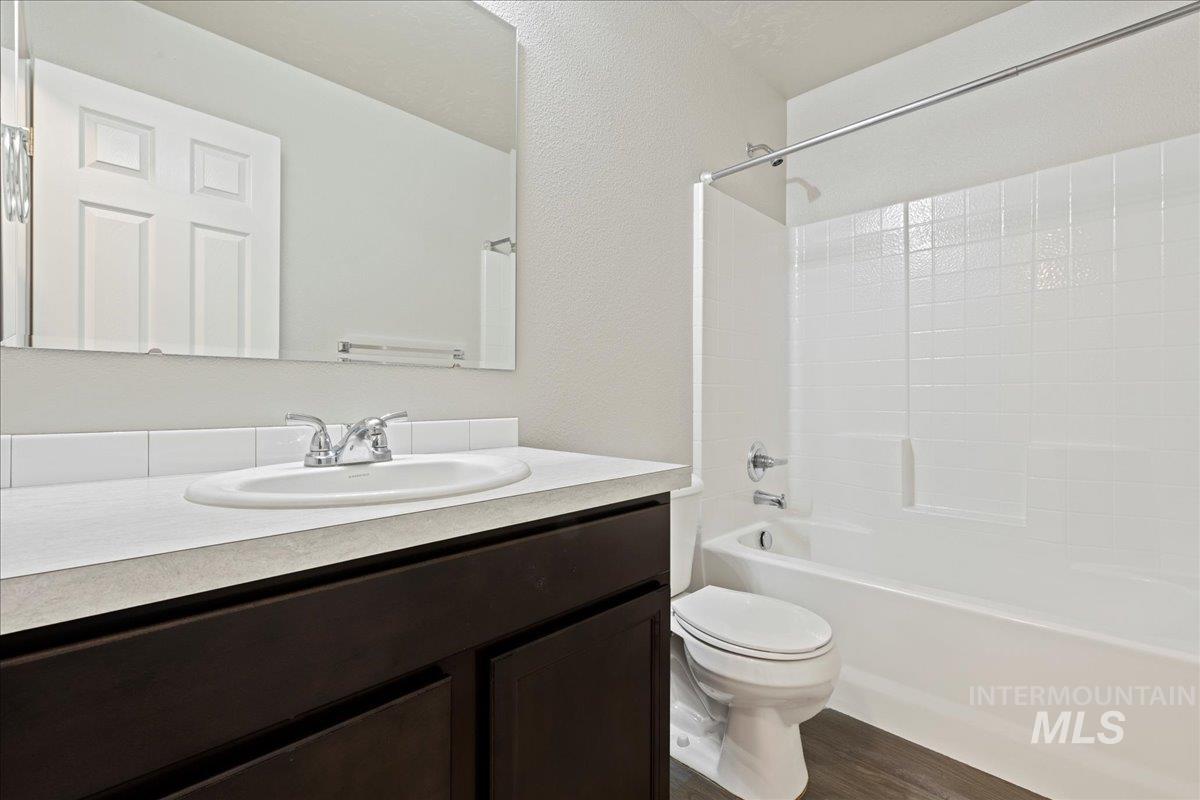 3165 N Saratov Way, Kuna, Idaho 83634-4856, 3 Bedrooms, 2 Bathrooms, Residential For Sale, Price $386,990,MLS 98972187