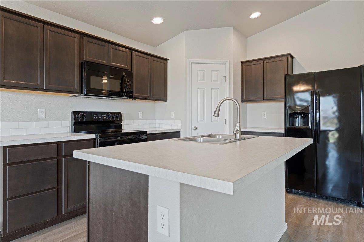 3165 N Saratov Way, Kuna, Idaho 83634-4856, 3 Bedrooms, 2 Bathrooms, Residential For Sale, Price $386,990,MLS 98972187