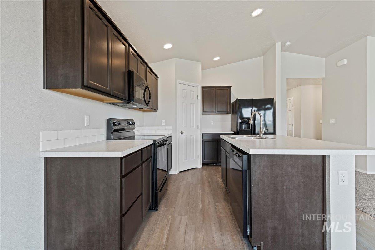 3165 N Saratov Way, Kuna, Idaho 83634-4856, 3 Bedrooms, 2 Bathrooms, Residential For Sale, Price $386,990,MLS 98972187